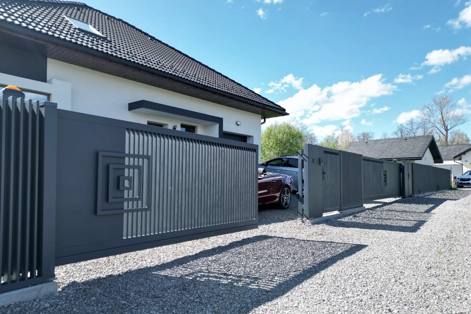 Ogrodzenie z bramą i geometrycznym detalem
