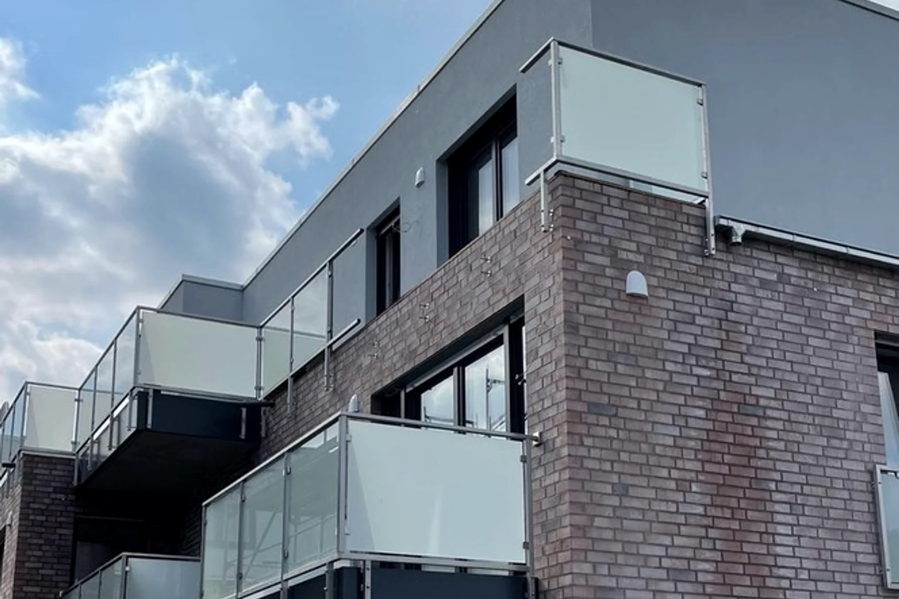Balustrady balkonowe ze szkłem i stalą