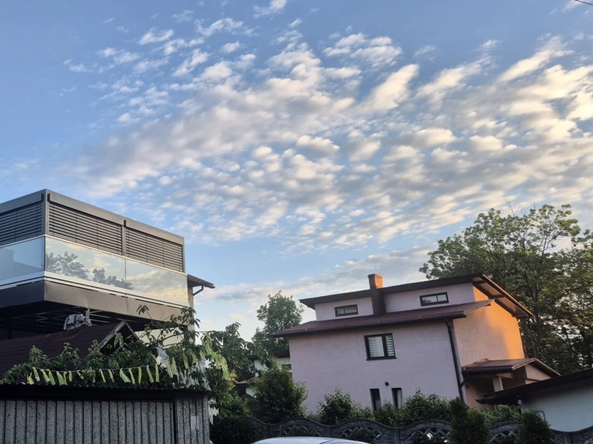 Balkon z lekkim narożnym układem szkła i stali.